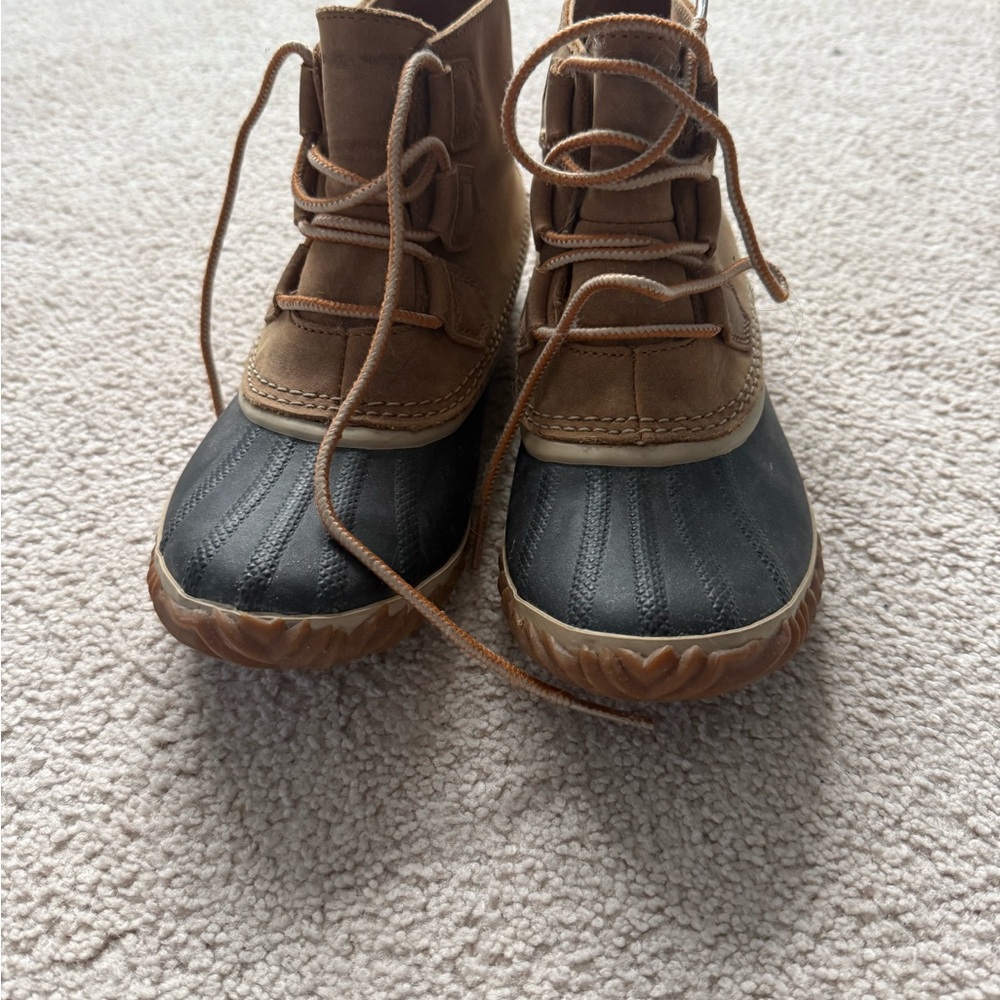 Sorel Women's Tan and Black Winter Boots